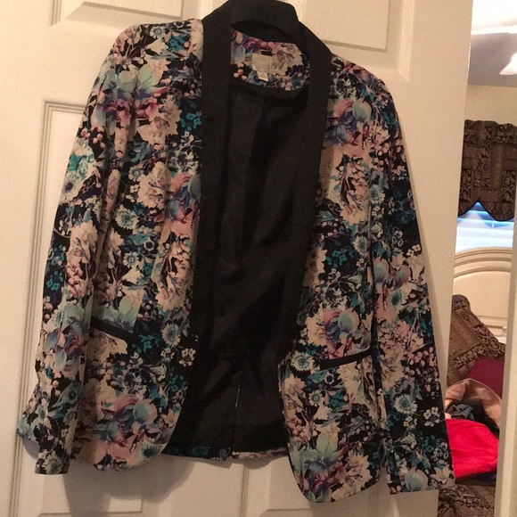 LC Lauren Conrad Jackets & Blazers - Floral Blazer with black accents